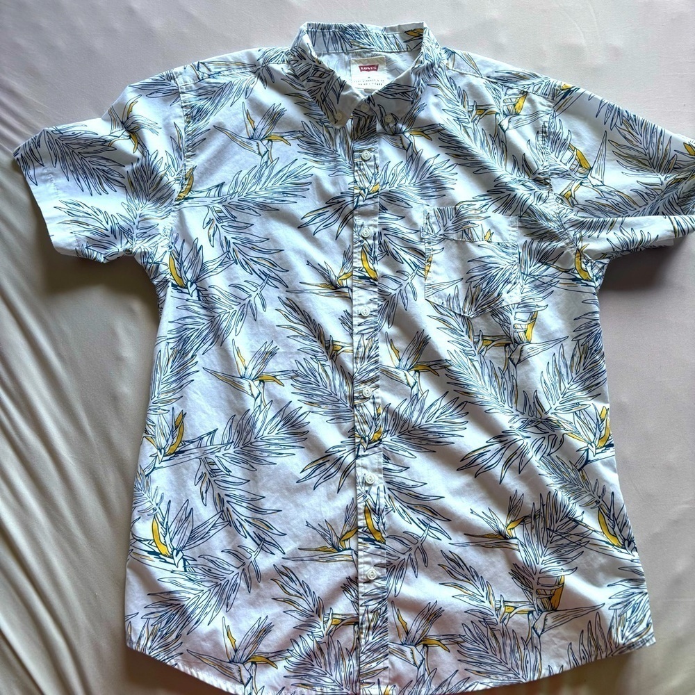 ⭐️⭐️⭐️Men’s Levi floral pine collared button down shirt size XL